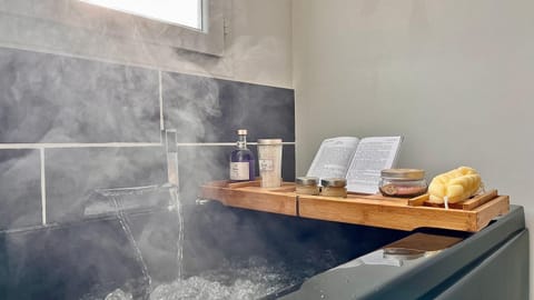 L'Oranger - Magnifique Studio Indépendant Sur Mougins avec Jacuzzi Privé - Parking - Climatisation Apartment in Valbonne