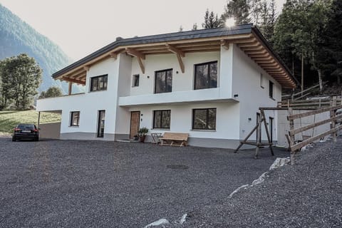 Property building, Day, Neighbourhood, Natural landscape, Balcony/Terrace, Mountain view, Parking