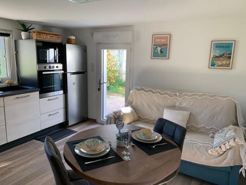 Living room, Seating area, Dining area, minibar, pet friendly