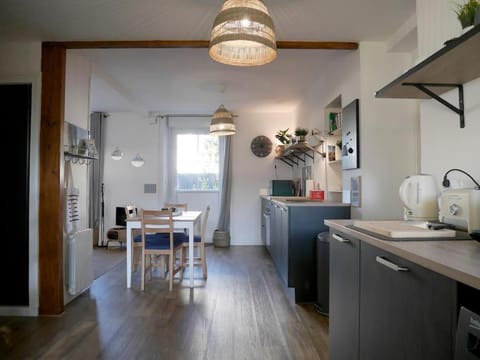 Kitchen or kitchenette, Dining area, minibar, pet friendly