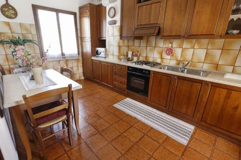 Kitchen or kitchenette, Dining area, minibar, pet friendly, stove