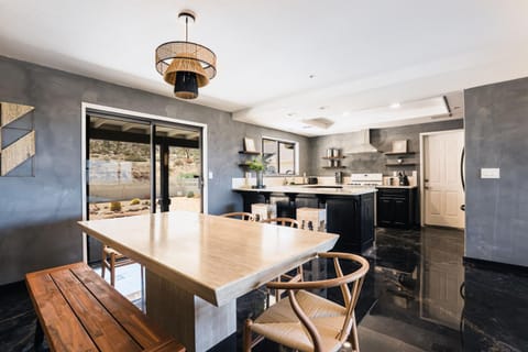 Kitchen or kitchenette, Dining area