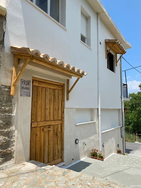 1924 Studios 3 Apartment in Argolis, Greece