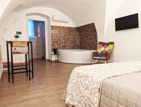 Shower, Bed, Hot Tub, Bathroom, TV and multimedia, Kitchen or kitchenette, Photo of the whole room, Bedroom, flat iron, internet, air conditioner