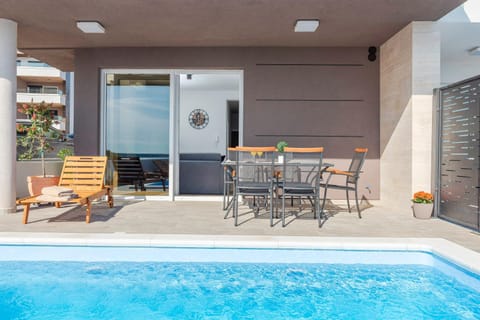 Villa Eni Beachfront apartment with pool Apartment in Novalja