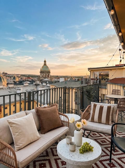 Patio, Day, Natural landscape, View (from property/room), Balcony/Terrace, Seating area, City view
