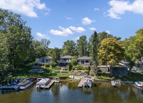 All Sports Lake House on Lake Orion! House in Orion Township