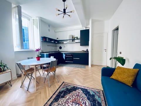 Kitchen or kitchenette, Living room, Seating area, Dining area