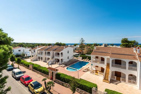 Property building, Day, Neighbourhood, Natural landscape, Swimming pool, Location, Parking
