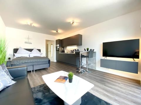 Bed, TV and multimedia, Kitchen or kitchenette, Living room, Photo of the whole room, Seating area, Bedroom