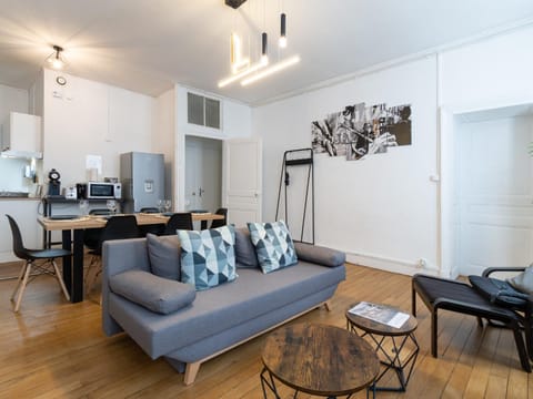 TV and multimedia, Coffee/tea facilities, Kitchen or kitchenette, Living room, Seating area, Dining area, minibar