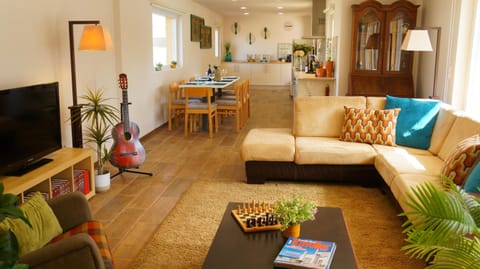 TV and multimedia, Living room, Seating area, Dining area