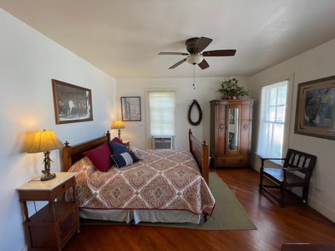 Carriage Inn - Cottage Bed and Breakfast in Bandera