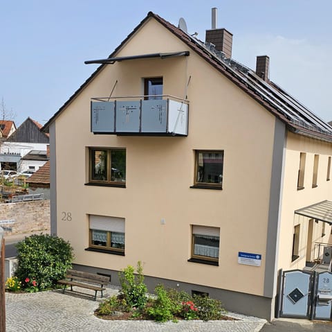 Property building, Day, Balcony/Terrace