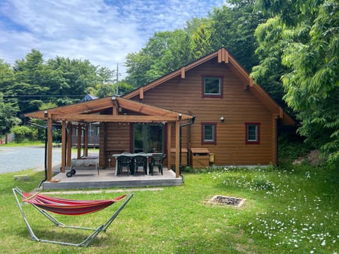 Property building, Patio, Spring, Day, Garden