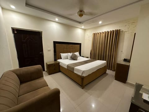 Bed, Living room, Photo of the whole room, Seating area, Bedroom