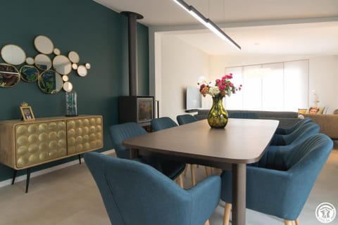 Living room, Lounge or bar, Seating area, Dining area