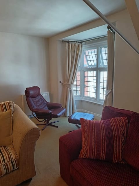 Chandeliers 6 Apartment in Shrewsbury