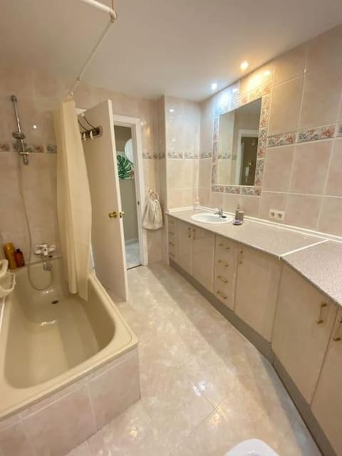 Lovely 1 bedroom apartment with sea views and pool Apartment in Estepona