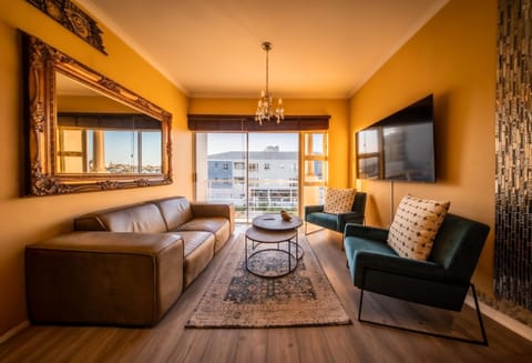 Communal lounge/ TV room, TV and multimedia, Living room, Seating area, Evening entertainment