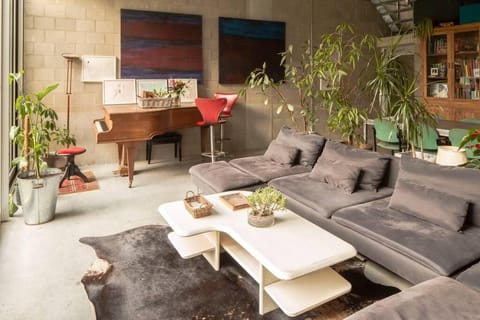 Mari's: Multifunctional Shelter with big Garden House in Ghent