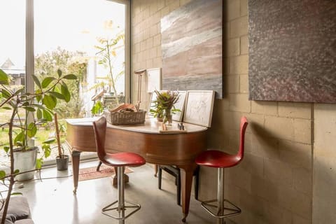 Mari's: Multifunctional Shelter with big Garden House in Ghent