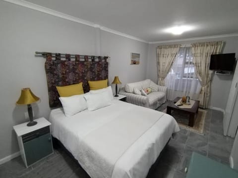 TV and multimedia, Seating area, Bedroom