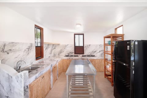 Kitchen or kitchenette, minibar