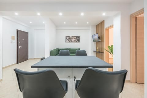 TV and multimedia, Living room, Seating area, Dining area