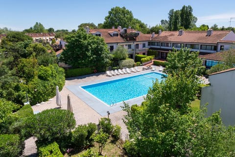 Property building, Garden, Garden view, Pool view, Swimming pool, Swimming pool, sunbed