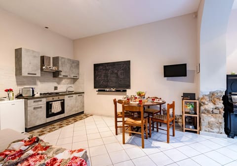 Communal lounge/ TV room, TV and multimedia, Kitchen or kitchenette, Living room, Dining area, minibar, stove