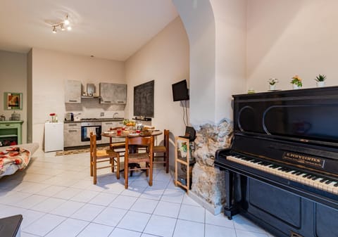 Kitchen or kitchenette, Living room, Dining area, oven, stove