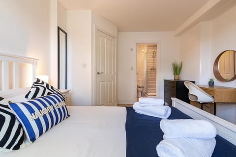 Photo of the whole room, Bedroom, towels