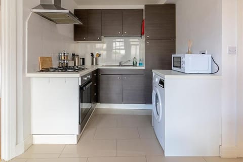 Coffee/tea facilities, Kitchen or kitchenette, oven, stove, toaster