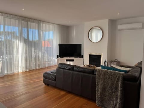 Communal lounge/ TV room, TV and multimedia, Living room, Seating area, Evening entertainment, air conditioner
