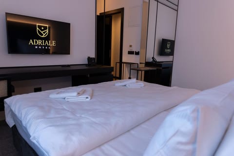 Bed, TV and multimedia, Bedroom