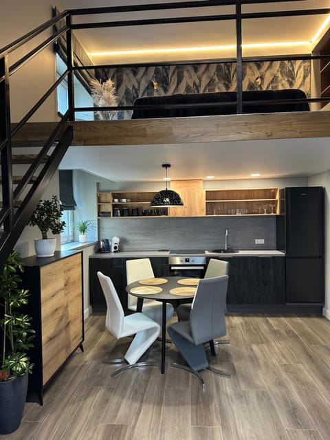 Kitchen or kitchenette, Dining area