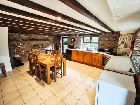 Stunning 2 Bedroom Guest House with Hot Tub House in England