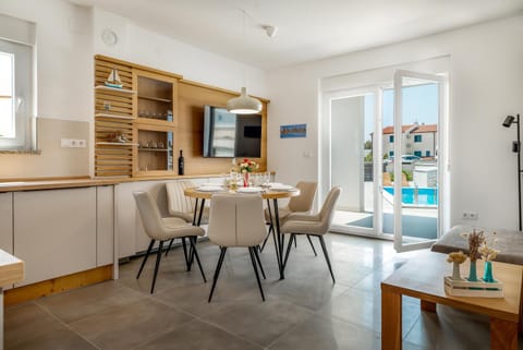 TV and multimedia, Kitchen or kitchenette, Seating area, Dining area