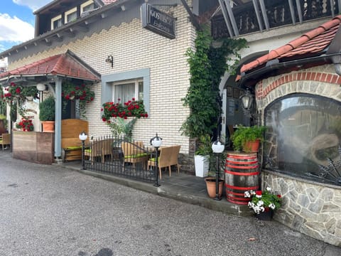 Property building, Restaurant/places to eat, Facade/entrance, Day, Breakfast