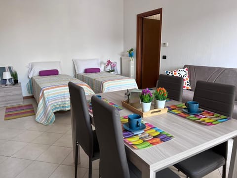 Kitchen or kitchenette, Seating area