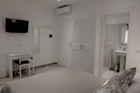 Bed, Bathroom, TV and multimedia, Photo of the whole room, Bedroom, air conditioner