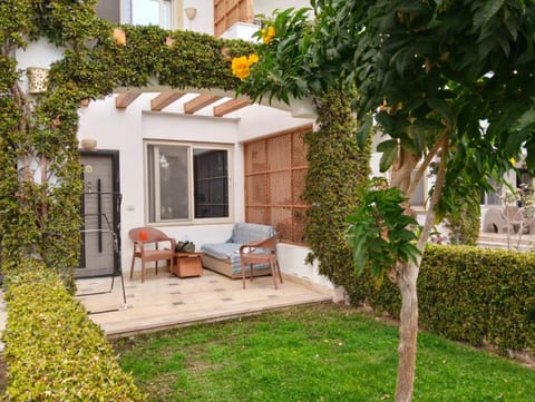 Property building, Day, Garden, Garden view