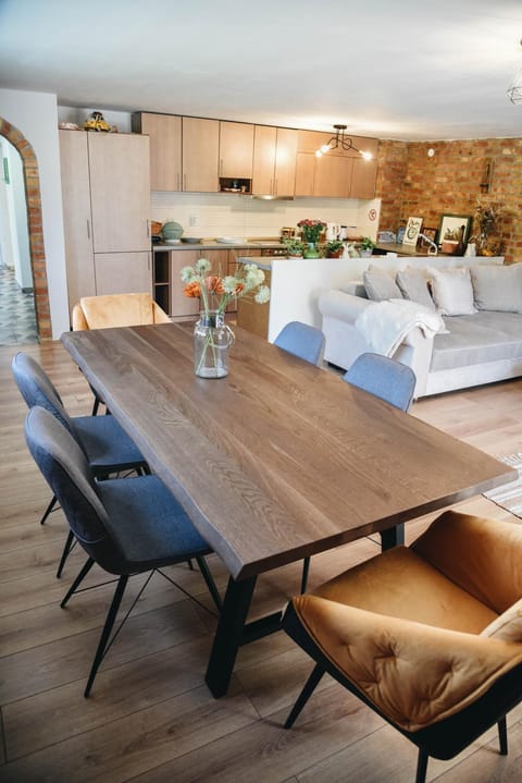 Kitchen or kitchenette, Living room, Seating area, Dining area