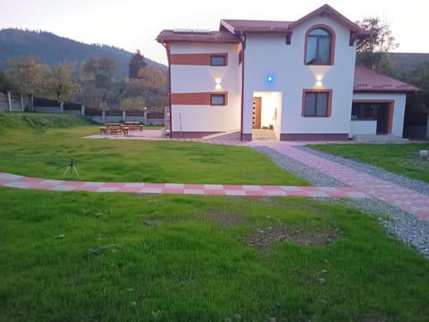 Property building, Day, Natural landscape, Garden, Garden, Garden view, Mountain view