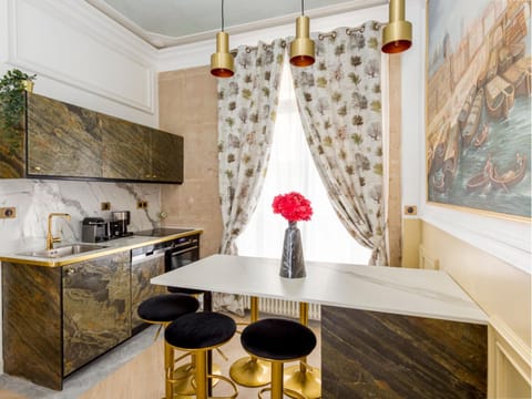 Coffee/tea facilities, Kitchen or kitchenette, Dining area, stove, toaster, kitchen