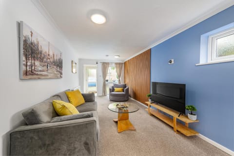 Communal lounge/ TV room, TV and multimedia, Living room, Seating area, Evening entertainment