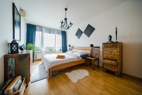 Photo of the whole room, Bedroom