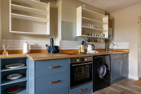 Kitchen or kitchenette, oven, pet friendly, stove, washing machine, dryer