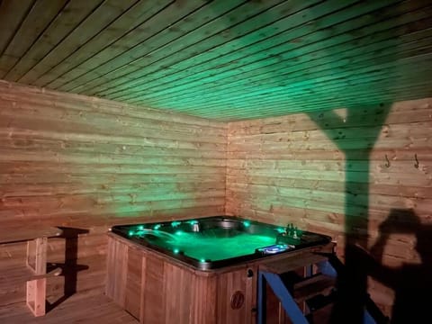 John the mills cottage spaHot tub private beach House in County Donegal